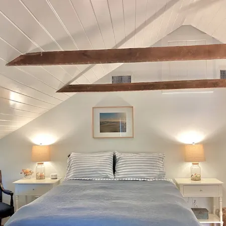 1820 Whaling Captain's Home - A Walk to a Coffee or Cocktail!