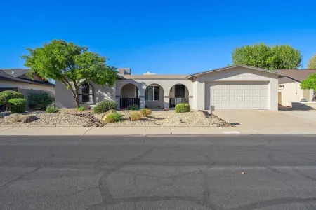 Home in the Heart of Glendale Отели рядом с достопримечательностью «Университет Аризона Крисчен»