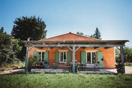 Gîte de Charme Entre Saint Rémy de Provence et Avignon Hotels in Eyragues