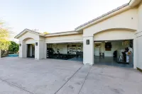 MEGA VILLA: Exquisite Backyard Oasis + Endless Fun! EV Charger ⭐️⭐️⭐️⭐️⭐️
