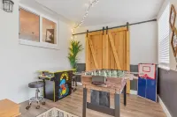Backyard BBQ Retreat: Central 3bd - Prime Location
