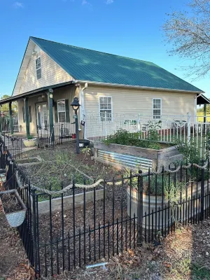 Cozy 2- bedroom, full bath guest house on working farm, 1 mile to racetrack. Hotels near Talladega Superspeedway