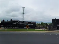 Cozy Cottage 1 Bedroom with King Bed Fenced Pet Yard 5Min Walk to Old Roseville