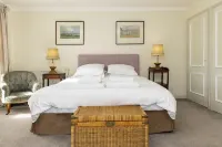 Secluded Farmhouse set in 300 acres, sleeps 11 comfortably, and up to 14 people. Hotels in Battle