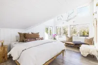 Iconic  Charles Moore Springs home with dock and our home is pet-friendly Hotels in Springs