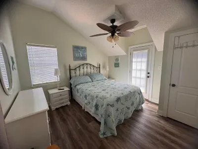 D04A Periwinkle Dr;5Br/3Ba; Outdoor Bar; 2min walk to beach; OL Pools/Arcade