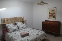 Maison de Vacances à 50m de la Plage Hotels in Sibiril