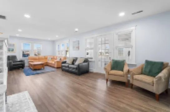 HEATED IN-GROUND POOL, 7 LARGE BEDROOMS, WALK TO BEACH, 5 MILES TO AC