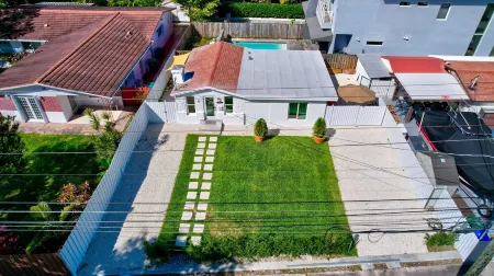 Charming House in the Heart of Miami Отели рядом с достопримечательностью «Кампонг, Нешнел Тропикал Ботаникал Гарден»