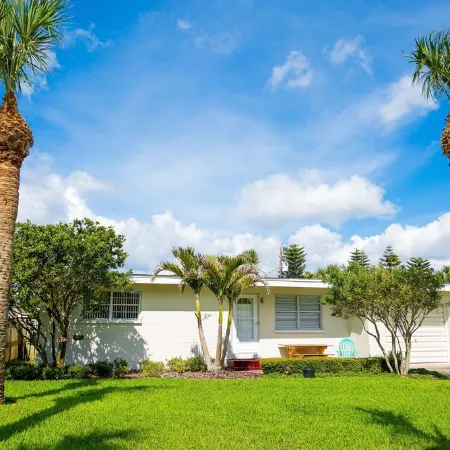 Funky Beach Bungalow. Premier location! Coolest place in town.
