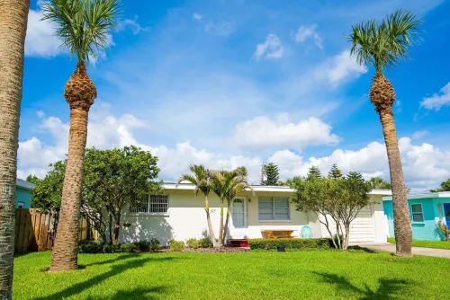 Funky Beach Bungalow. Premier location! Coolest place in town.