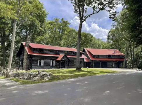 The little Log Lodge Hotels in Independence charter Township