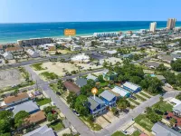 Townhome 5 Minutes Walk to the Beach & Free Golf Cart. Fenced Backyard.