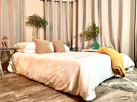 Oceanfront Designer Retreat: 2 Masters, King Bed!