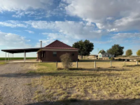 Charming Farmhouse-2 bedroom in a quiet country setting only minutes from town.