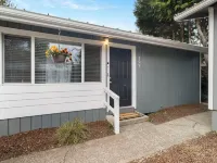 AC IN UNIT  Modern 2 bedroom remodel walking distance to downtown Hotels in Olympia