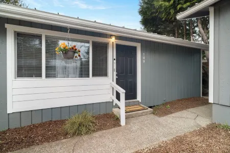 AC IN UNIT  Modern 2 bedroom remodel walking distance to downtown