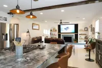 Navy Point Home and Game Room, Near Nas & Downtown Hotels in Warrington