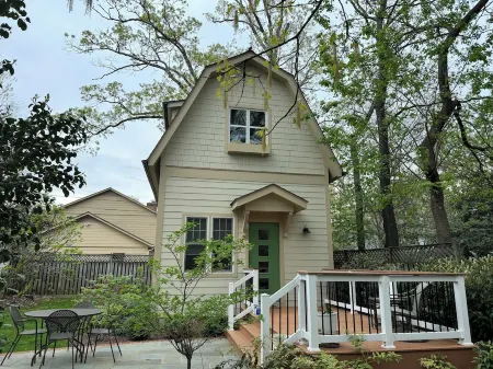 Lovely backyard cottage with easy access to metro, shops, dining!