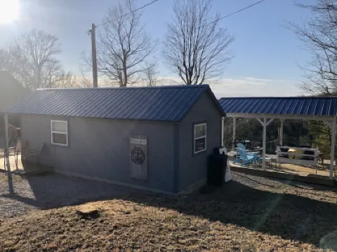 Tinyhouse LakeView Cottage with a Million Dollar View!! Hotels in 