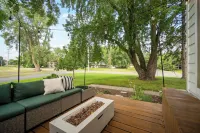 Charming 3-bedroom house with AC and WiFi. LAKE ACCESS King Beds! Newly Remodel Hotels near Massage Envy