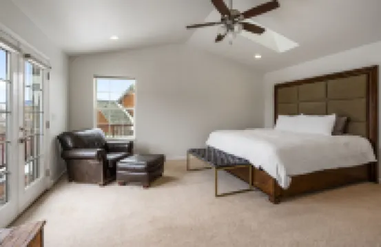 Large home w/ hot tub, cinema, bar/game room