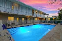 Minimalist Haven Naples • Walk to Beach & 5th Ave