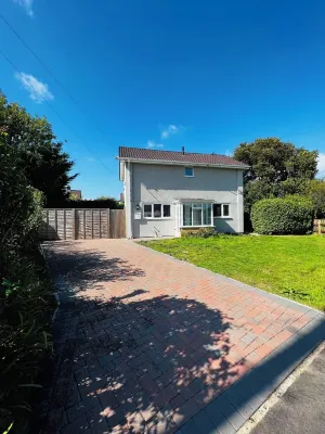 Beautiful 2 bedroom full-furnished semi-detached house with parking Hotels in Hythe