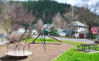 Tabor House All Season Vacation Rental LLC/Perfect for Families, Pets Welcome