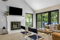 Keowee Key Townhouse- Lake, great deck, outdoor firetable & CLEMSON FOOTBALL! Hotels in Oconee County