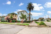 Beauty on Ball - Main 3 - King bed, Nearby restaurants and Beach!!