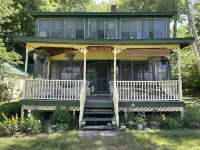 Lakeside Isbell Cottage and Isbellita Guest Cottage