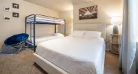 Family Time Basement Suite-Beauty Parlor, Play Room, Hot Tub, Yard, Fire Pit