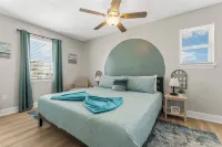Labor Day Weekend!~Walk to Beach~Fall Break~3 King & 2 Twin Bds~Quiet Area