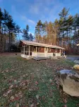 Location⭐️⭐️Lake Access, Sebago Cove, Screen Porch, Fire Pit, Downtown 2.7miles!