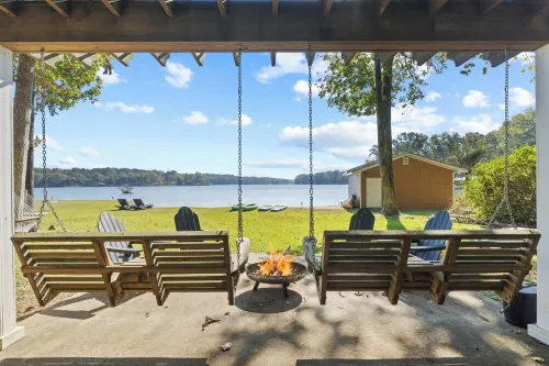 Private Lakefront Spread: BigH2O, Smokehouse, Spa, Firepits, Fence, PETS Hotels in Putnam County