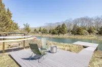 Iconic  Charles Moore Springs home with dock and our home is pet-friendly Hotels in Springs