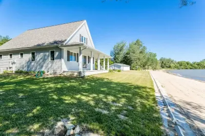 Lakefront Beach House: Serene Getaway Hotels near Dizzy Daisy Winery