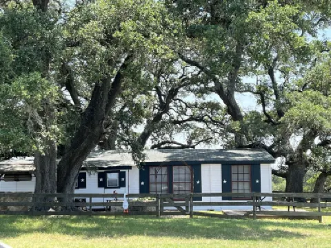 Amazing Secluded cottage under huge trees, on a working Ranch. 鄰近Tower 3的酒店