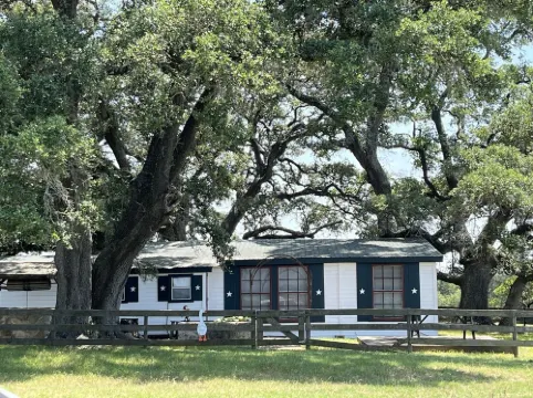 Amazing Secluded cottage under huge trees, on a working Ranch.