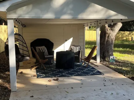 1 mile to Main Street in Monroe - Newly Renovated - Pet Friendly - Fenced Yard