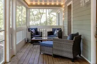 Crestview Cottage - Hot Tub - 3 Bedroom 2 Bath - 3 Minutes to Beach