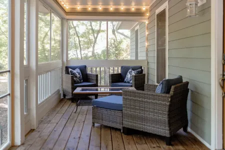 Crestview Cottage - Hot Tub - 3 Bedroom 2 Bath - 3 Minutes to Beach