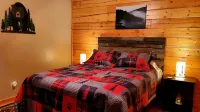 Charming Cabin with Game Room & Firepit - Gym