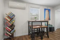Downtown Big Sky Bungalow w/AC, Fully Fenced Yard, W/D, 2 Smart TVs, Speedy WiFi - บังกะโล