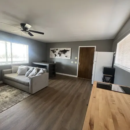 Quiet and Cozy 1br upstairs Guest House