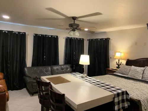Peaceful & Private Studio #2 Hotel di Brownsville
