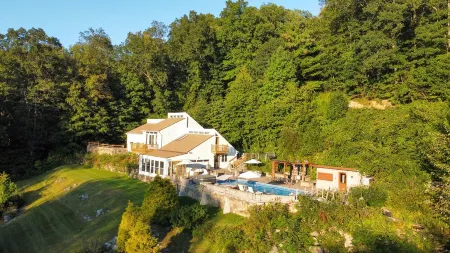 Scandinavian Peaceful Oasis, Mountain View, hot tub