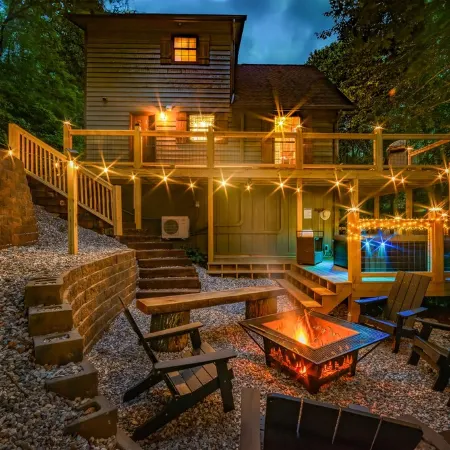 Not Your Grandma’S Cabin! King Loft, Wifi, Game Room, Hot Tub & Fire Pit!