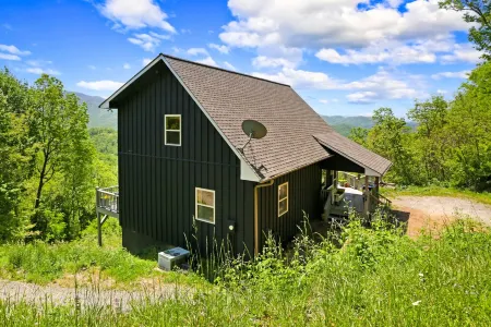 Unbelievable-Hot Tub-Gas Fireplace-4x4 Needed